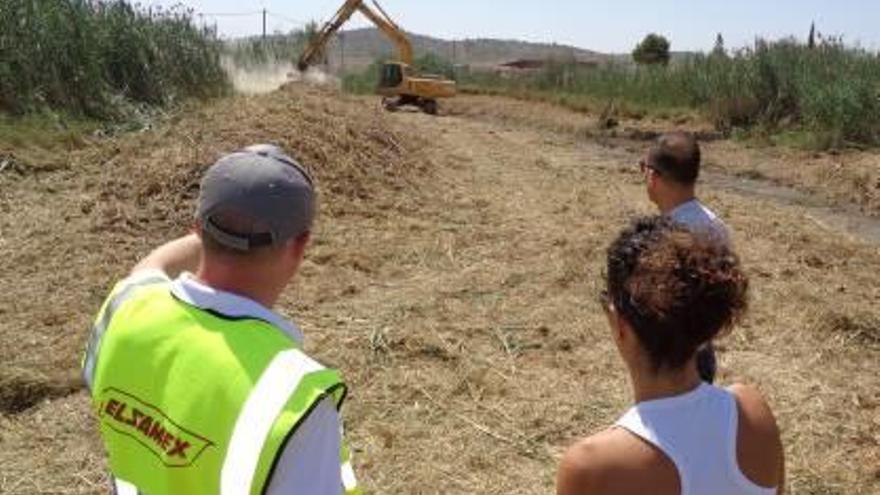 Limpian el cauce del Rodriguillo para evitar mosquitos y malos olores