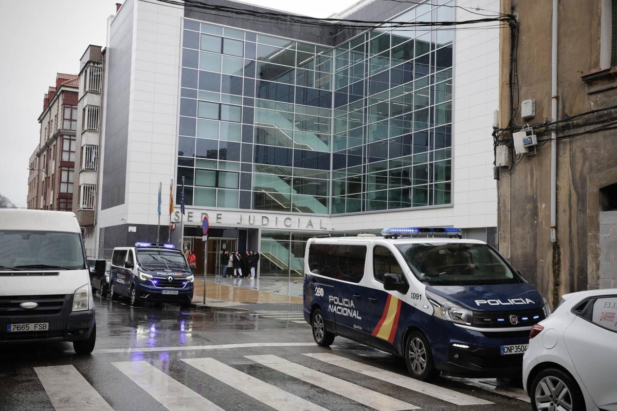 Furgones de la Policía Nacional, frente al Juzgado de Langreo.