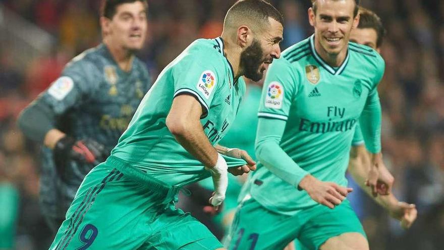 Karim Benzema celebra el gol del empate en Mestalla con Gareth Bale y Thibaut Courtois, en segundo plano. // Europa Press