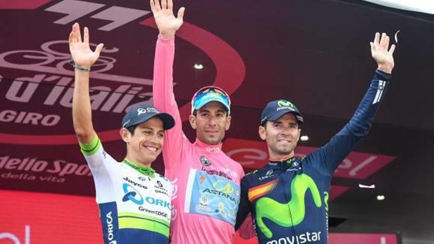 Nibali, en el centro, celebra su victoria junto a Chaves y Valverde, ayer en Turín.