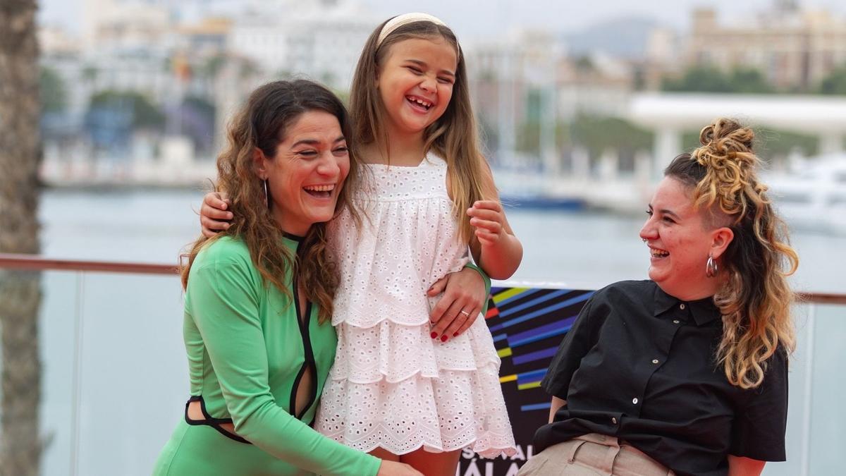 Júlia de Paz (a la derecha), con las actrices Tamara Casellas (izquierda) y Leire Marín, en Málaga.