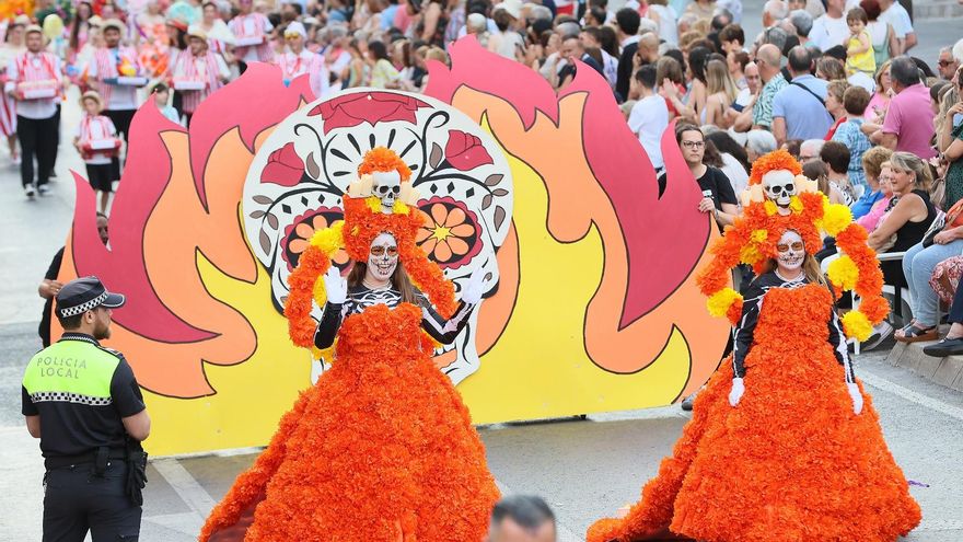 El Desfile del Ninot de las Hogueras conquista Alicante