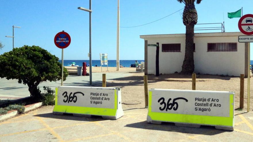 Les tanques New Jersey instal·lades a un dels accessos al passeig Marítim de Platja d&#039;Aro