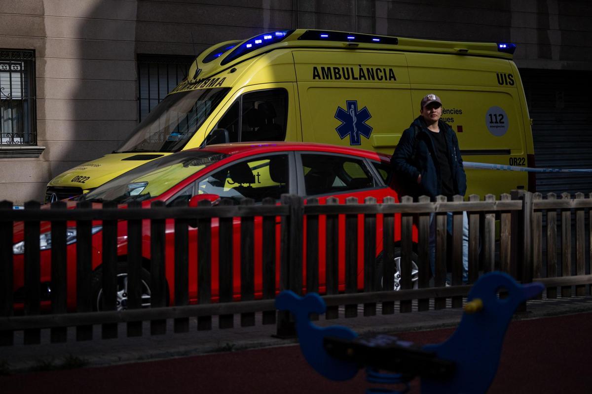 Al menos tres muertos en el derrumbe de un edificio de Badalona.