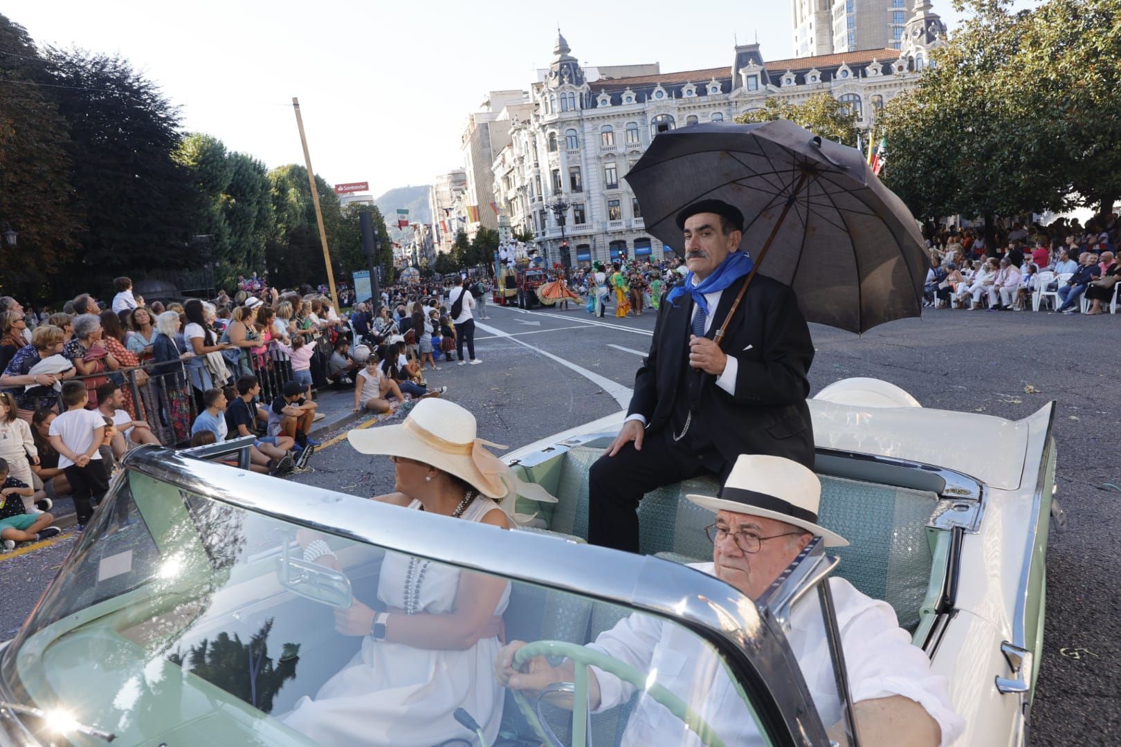 En Imágenes: El Desfile del Día de América llena las calles de Oviedo en una tarde veraniega