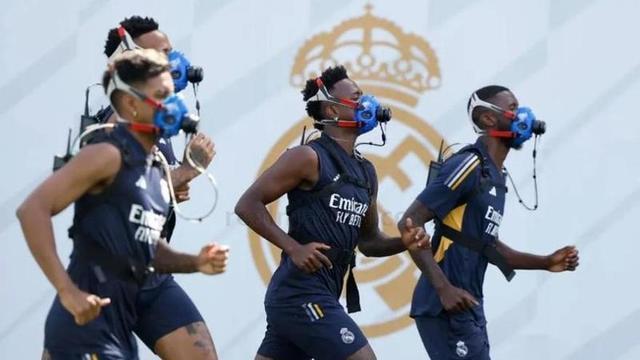 Els jugadors del Reial Madrid s’exerciten en hipòxia amb les màscares durant la pretemporada.