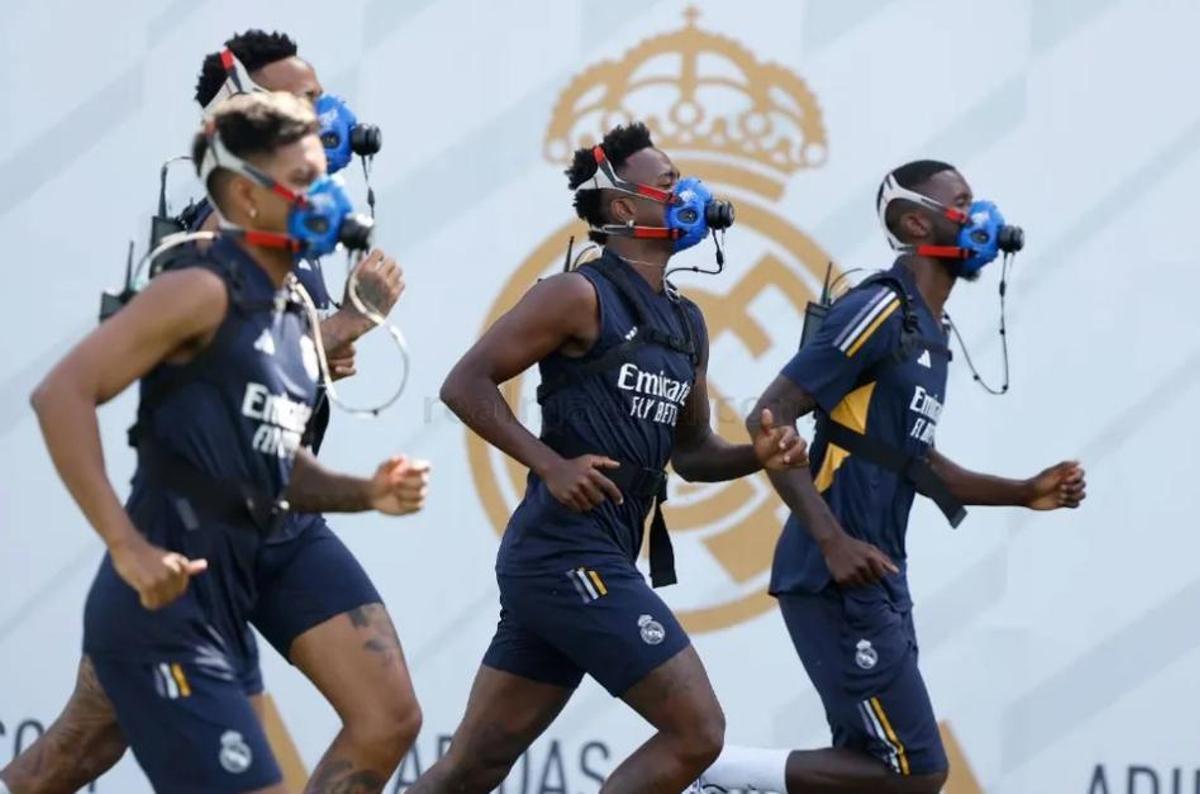 Los jugadores del Real Madrid se ejercitan en hipoxia con las máscaras durante la pretemporada.