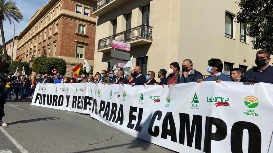 Los agricultores continúan con su marcha por Murcia.