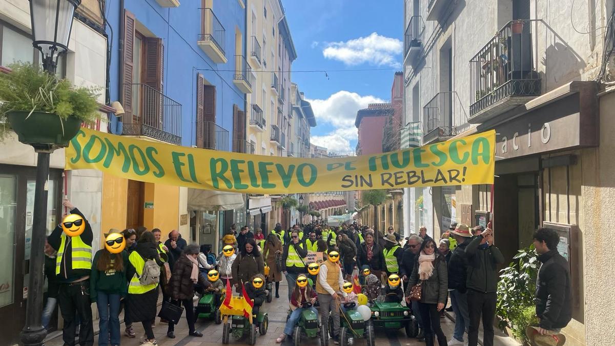 Pancarta de la tractorada infantil en Huesca.