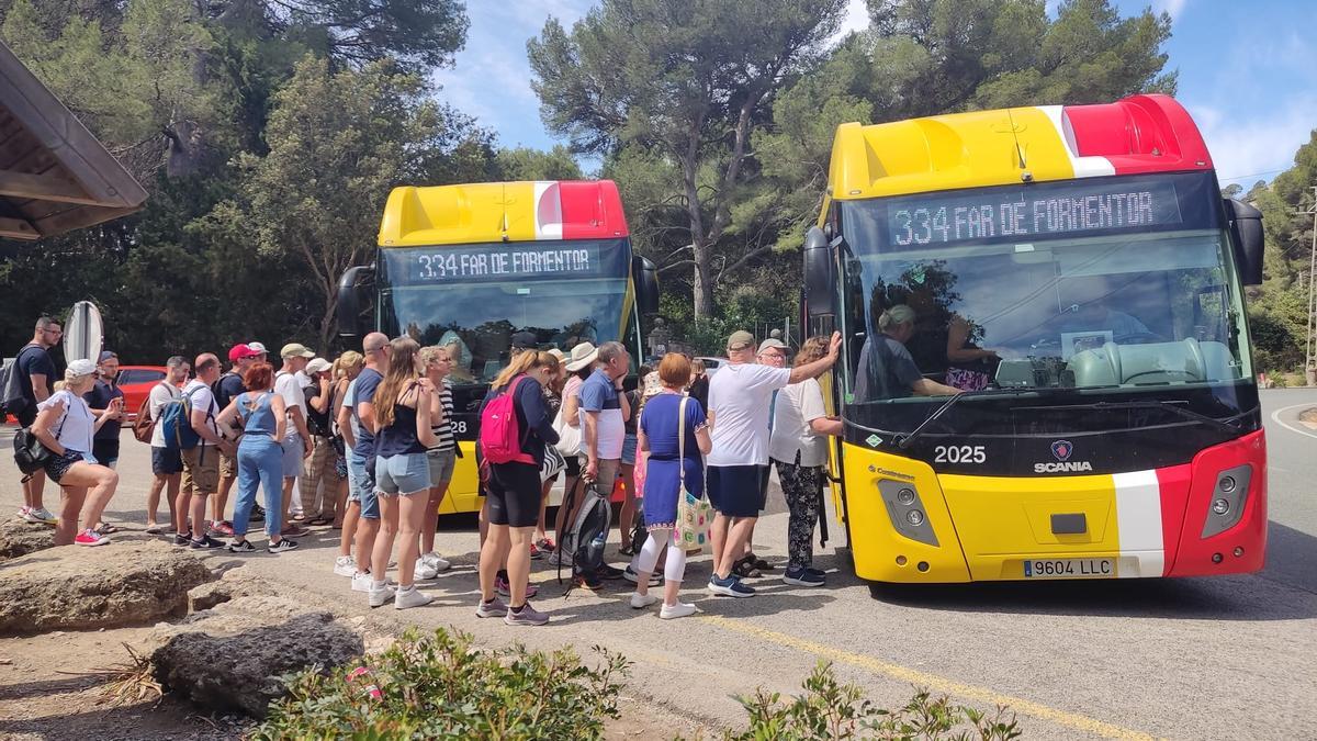 Turistas subiendo a los buses lanzadera que conducen al faro de Formentor, el pasado verano.