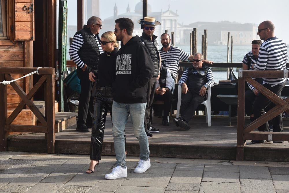 Sofia Richie y Scott Disick sorprenden hasta a los gondoleros.
