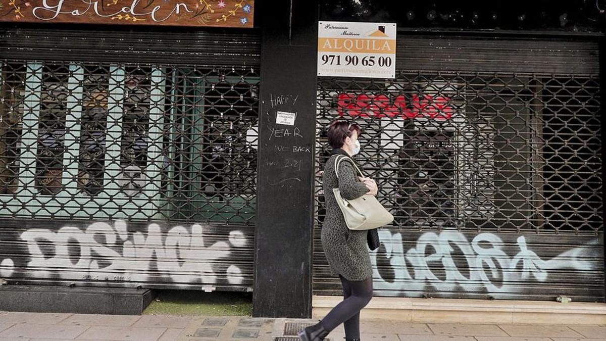 Comercios con la persiana bajada, ante las restricciones sanitarias