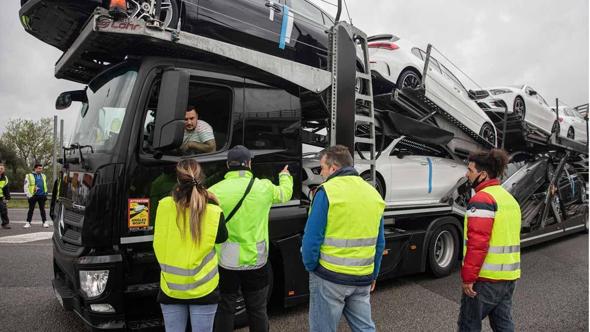 Piquetes informativos en Pont de Molins en el primer día convocado de huelga de transporte de mercancías.