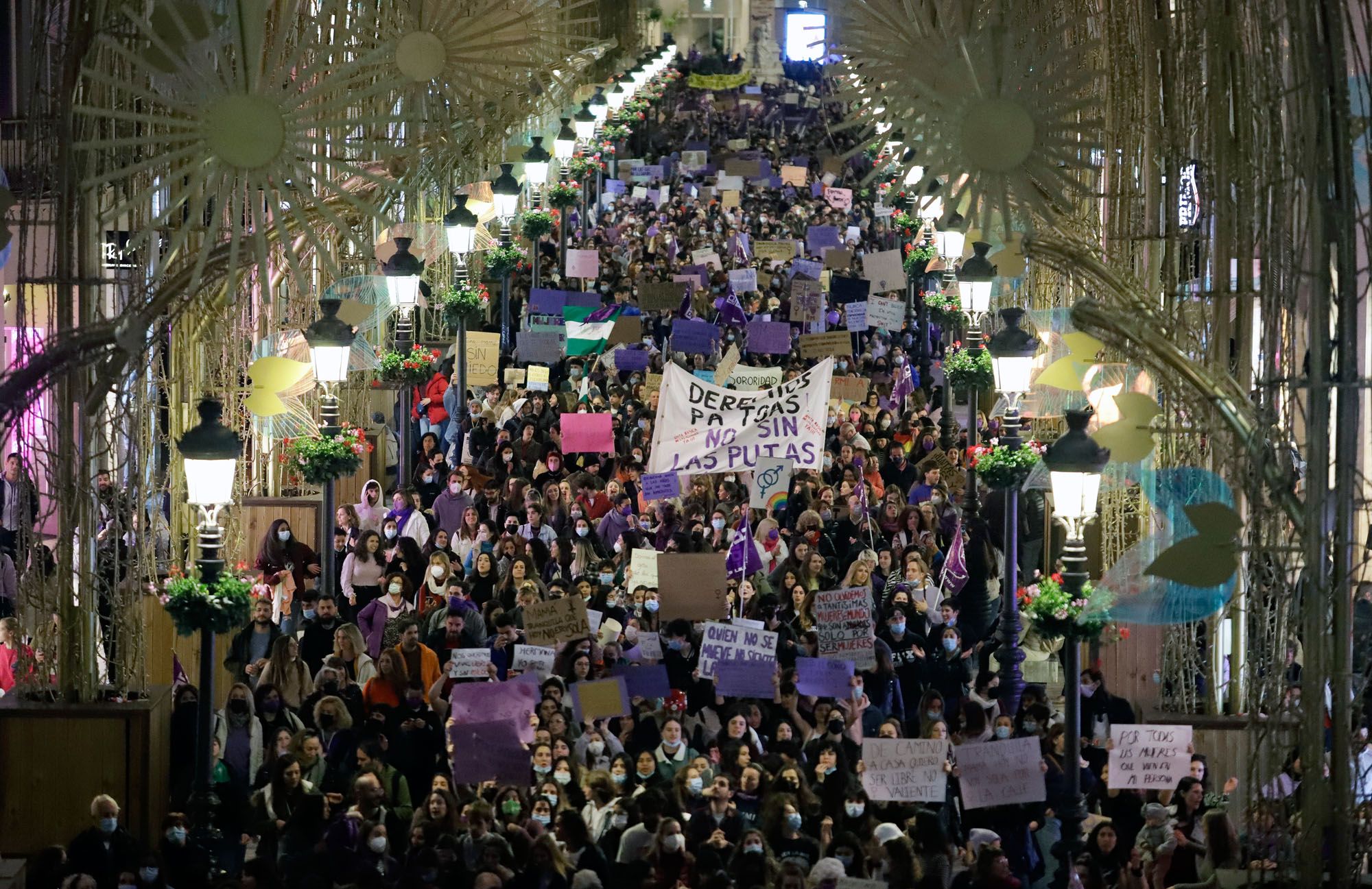 Las imágenes de la marcha multitudinaria por el Día Internacional de la Mujer en Málaga.