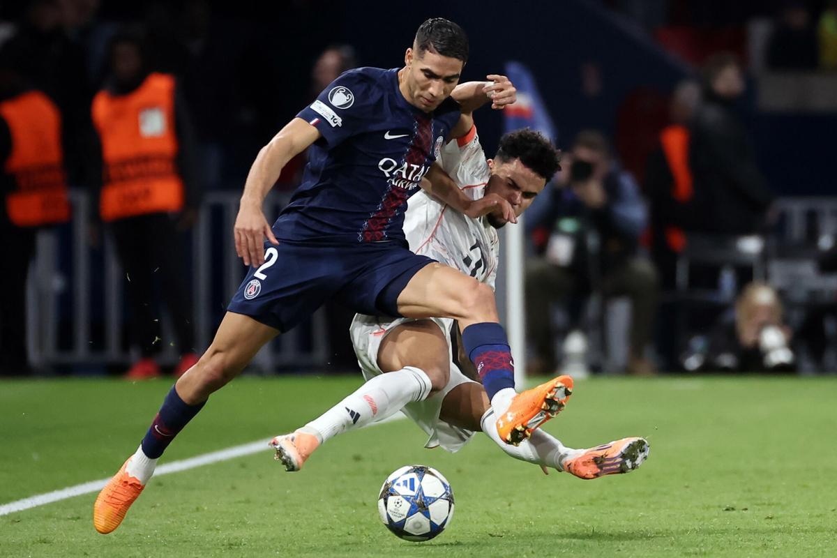 PARIS (France), 04/11/2025.- Acharaf Hakimi of Paris Saint Germain (L) is fouled by Luis Diaz of Bayern Munich in action during the UEFA Champions League phase match between PSG and FC Bayern Munich in Paris, France, 04 November 2025. Diaz received a red card after VAR consultation. (Liga de Campeones, Francia) EFE/EPA/CHRISTOPHE PETIT TESSON