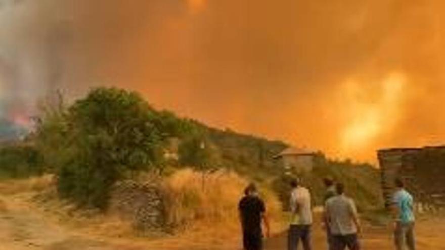 Situación de Bailo rodeado por las llamas del incendio iniciado este lunes en La Peña
