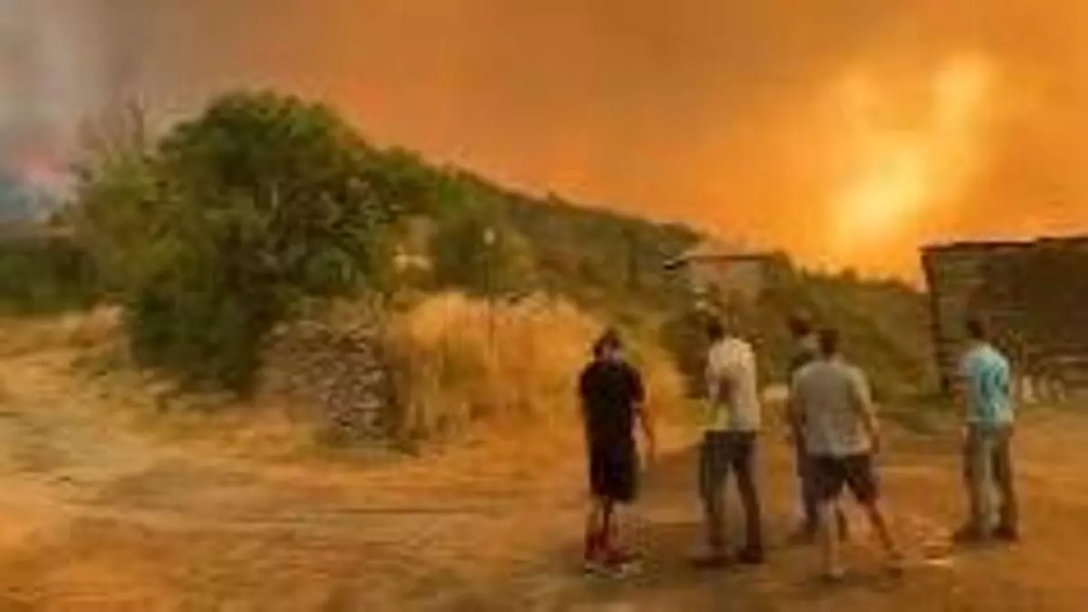 Situación de Bailo rodeado por las llamas del incendio iniciado este lunes en La Peña