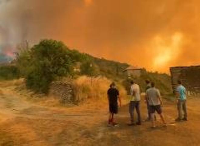 Los vecinos de un pueblo de Huesca cercado por el fuego lo protegen sin descanso: "Para saber lo que es el infierno tienes que entrar aquí"