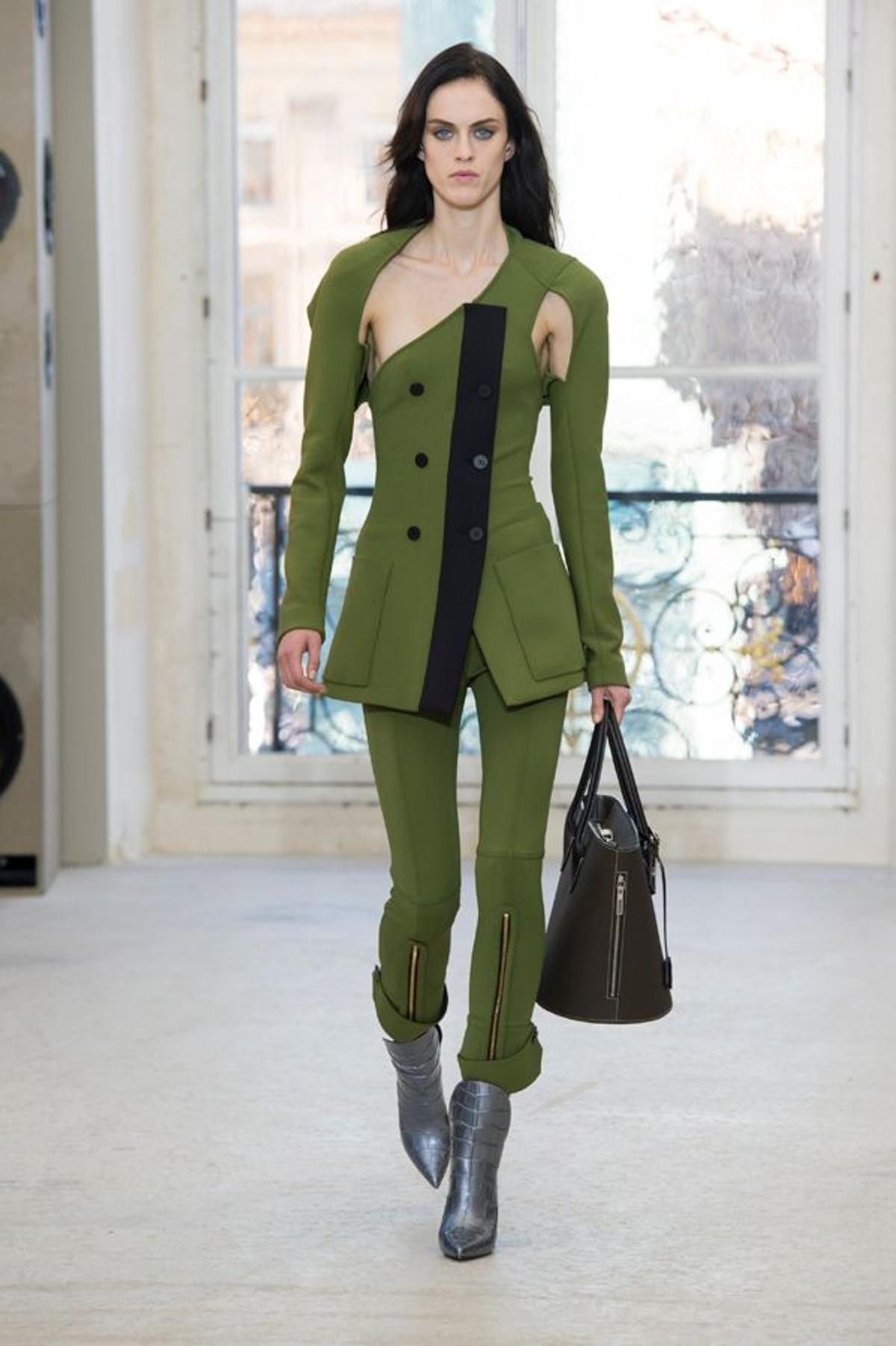 Louis Vuitton PV17: look verde reconversión