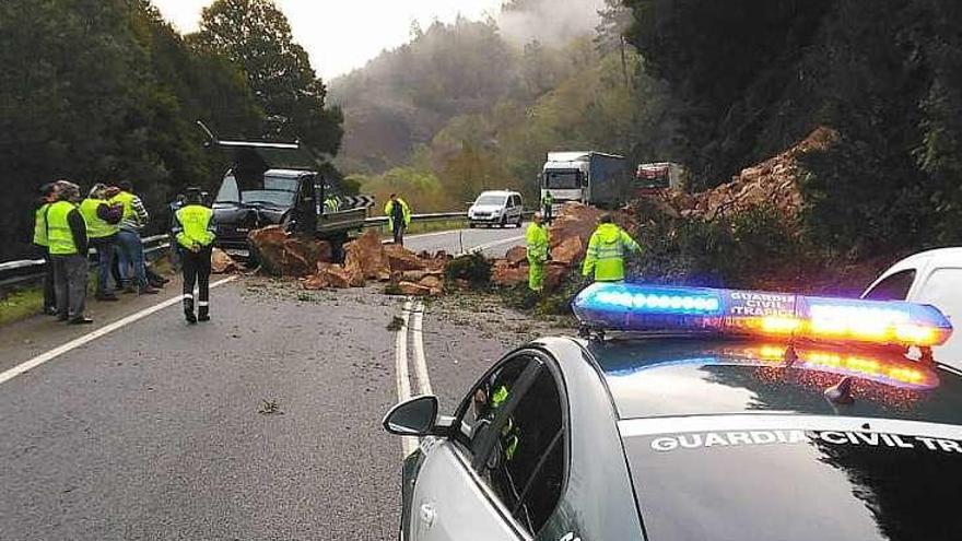 La carretera estuvo 3 horas cortada por completo. // FdV