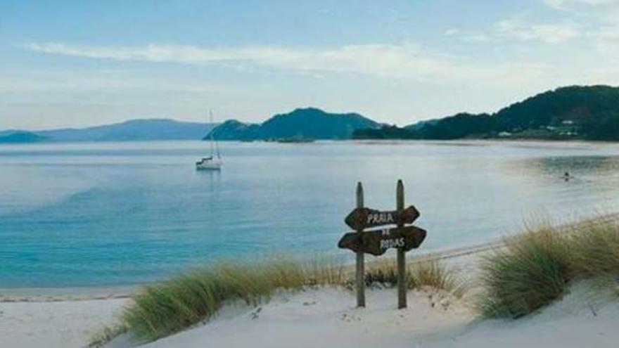 Visión panorámica de la playa de Rodas en las Islas Cíes. // FdV