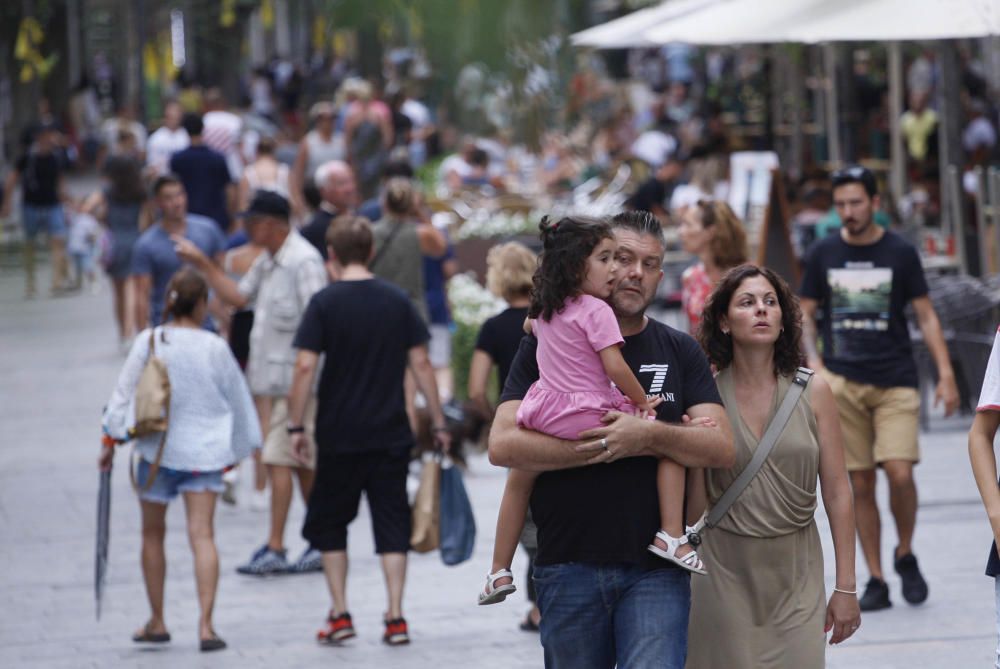 El mal temps omple la ciutat de Girona de turistes