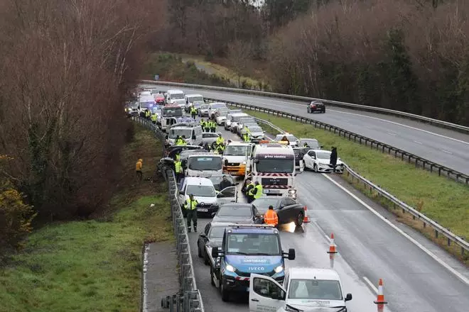 Un accidente múltiple obliga a cortar la AP-9 en sentido Santiago