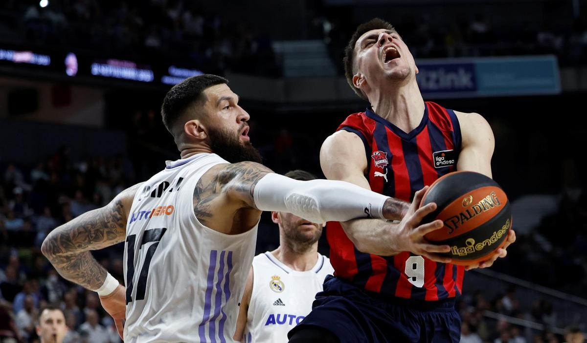 Poirier trata de frenar una acción de Marinkovic en el último duelo entre ambos conjuntos