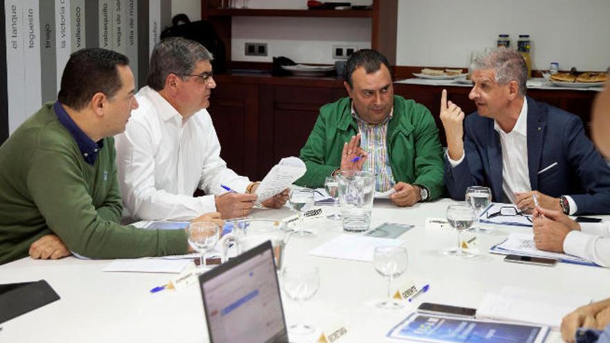 Francisco Linares (d), alcalde de La Orotava, interviene en la reunión junto al presidente de Fecam, Manuel Ramón Plasencia.