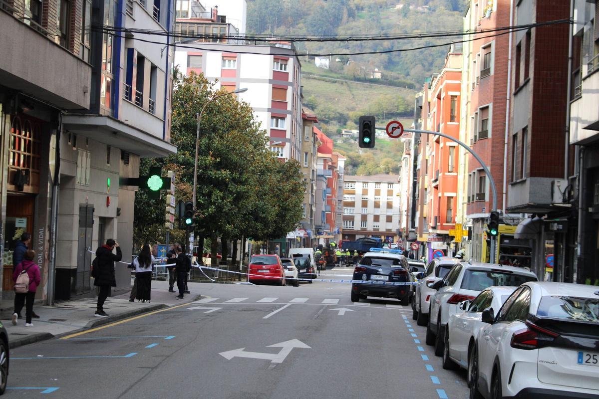 Bomberos, Policía Naciona y Local, durante el operativo.