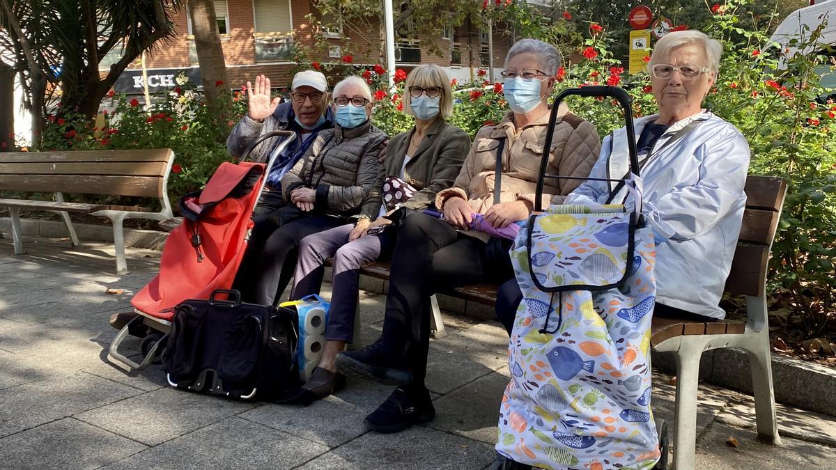 Ana, Fermi, Nieves, Montse y Juan, este viernes, en un banco del cruce de Rambla del Poblenou con Doctor Trueta