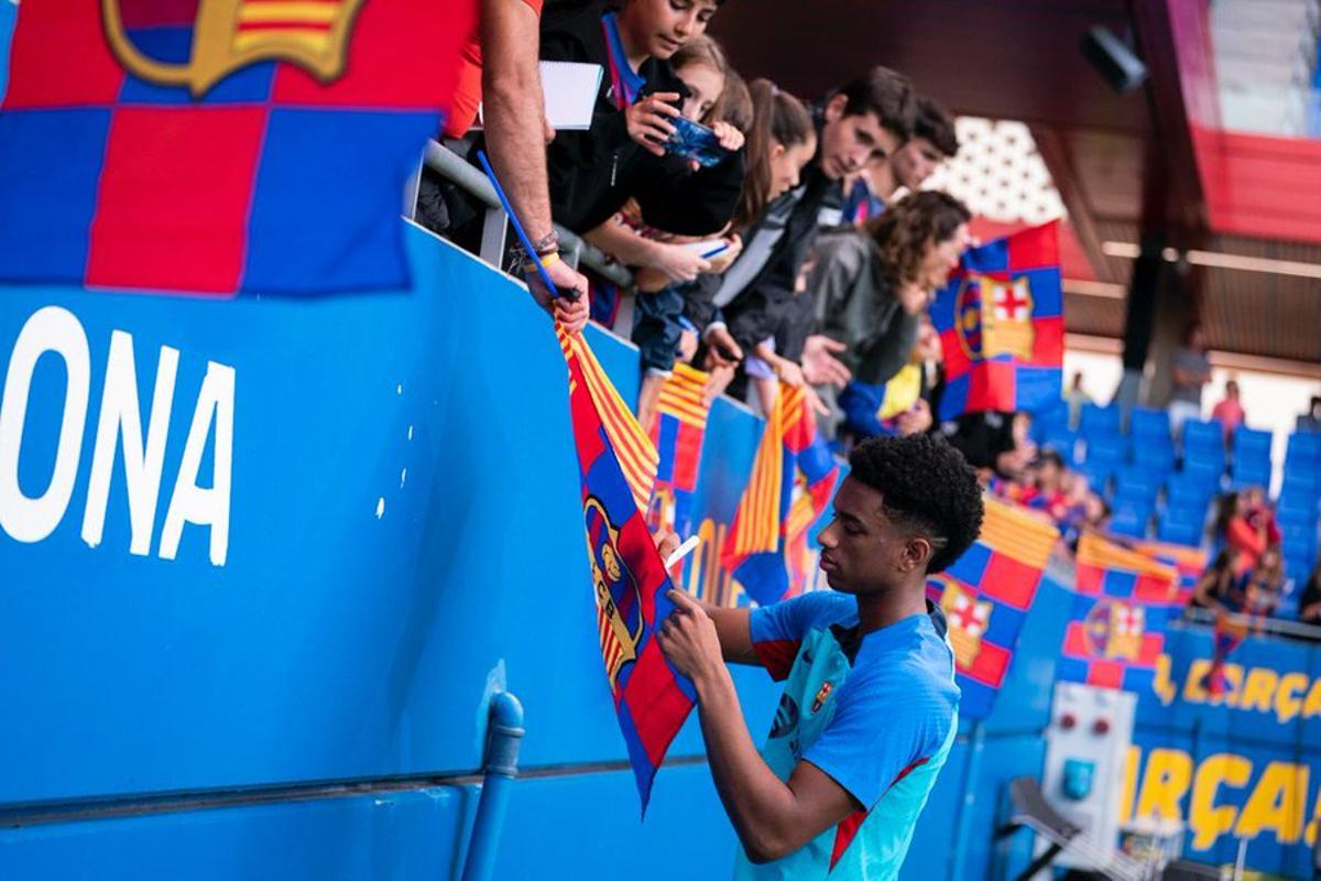 Balde firma autógrafos a aficionados en el Estadi Johan Cruyff.