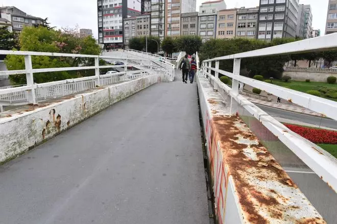 Así está la pasarela peatonal de Alfonso Molina entre las estaciones de autobuses y trenes