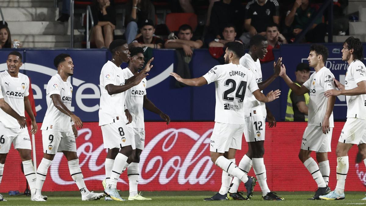 El Valencia celebra el gol de Diakhaby en El Sadar