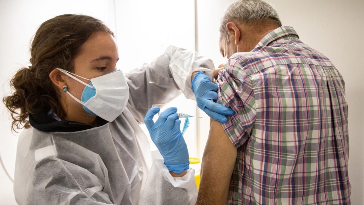 Archivo - Una enfermera inyecta la vacuna contra la gripe a un paciente.- Archivo