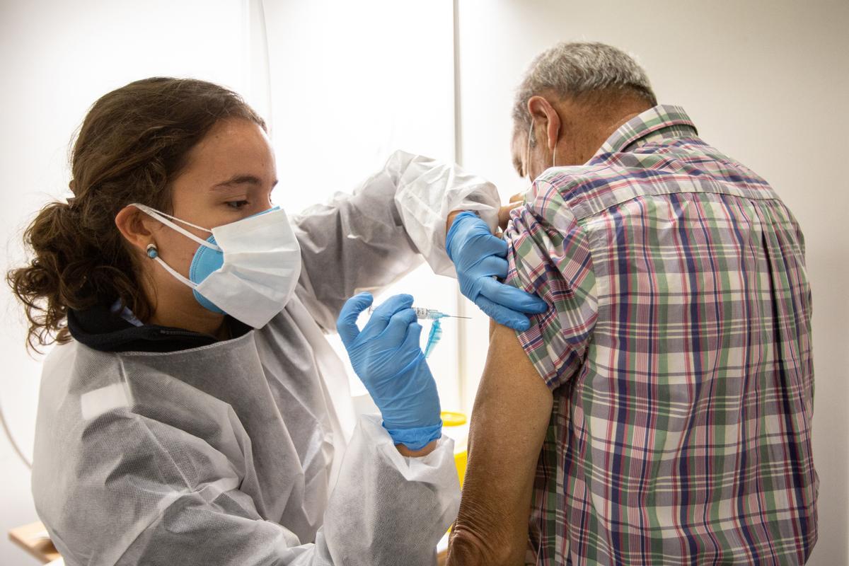 Archivo - Una enfermera inyecta la vacuna contra la gripe a un paciente.- Archivo