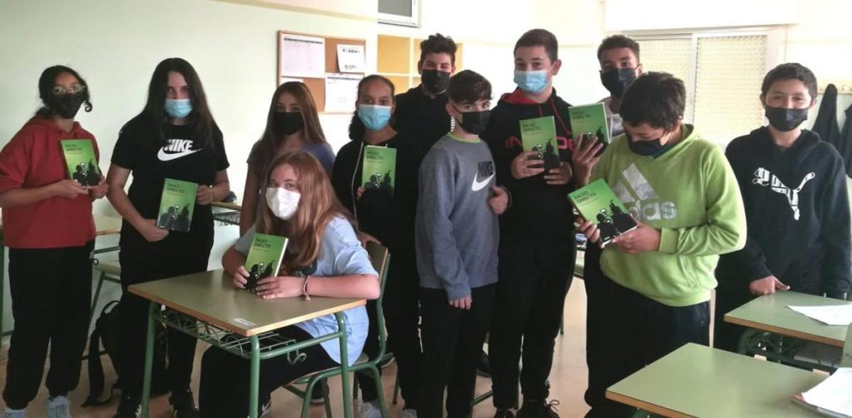 Alumnos y alumnas del IES Monegros-Gaspar Lax con 'Falso directo', el libro de Fernando Lalana.