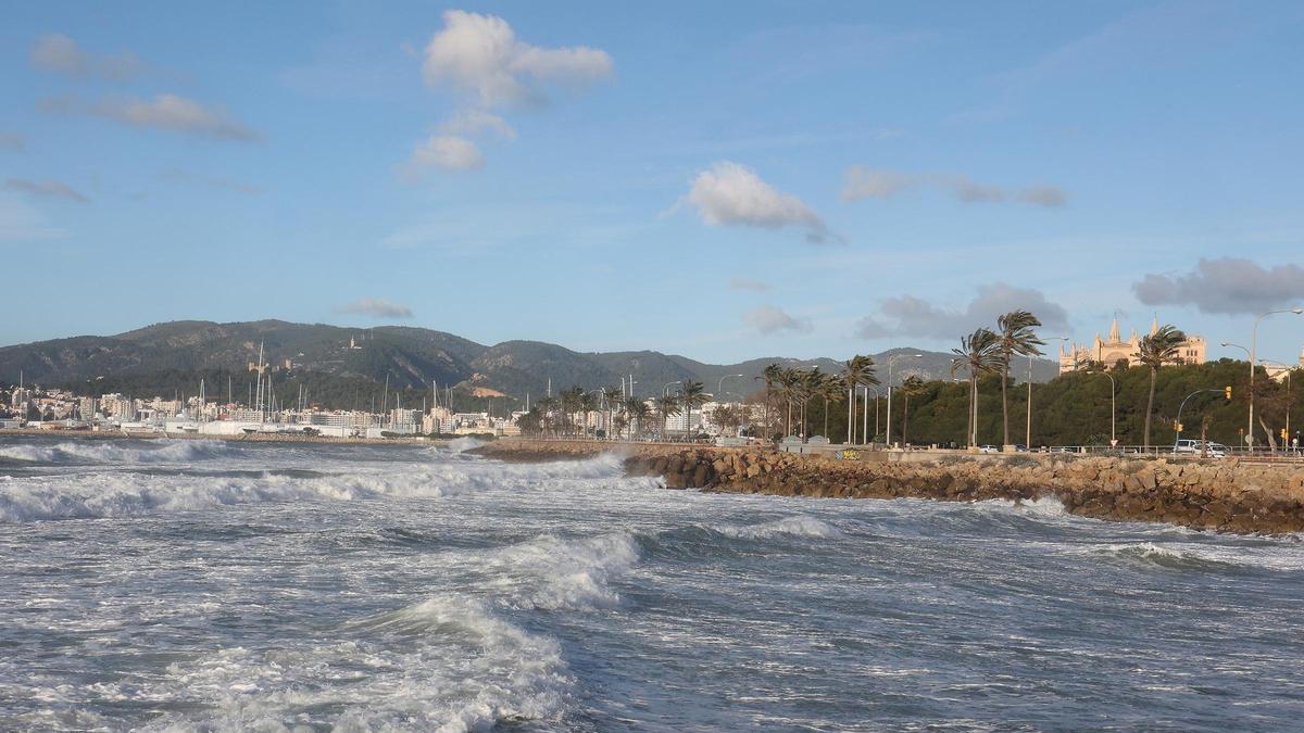 Fuerte oleaje causado por el viento.