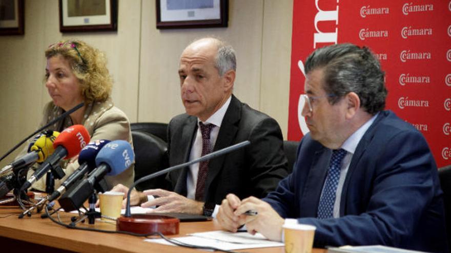 Lola Pérez, Santiago Sesé (c.) y Juan Ramón Fuentes, ayer en un instante de la rueda de prensa.