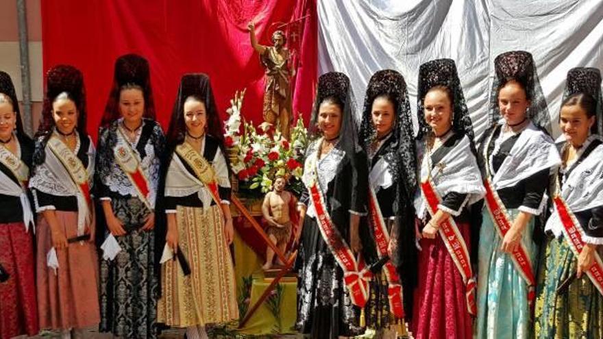 el día de san juan era festivo local ayer en Vinaròs.La reina y damas posando con las dos tallas del santo que ayer procesionaron por la mañana.La misa en la Arciprestal fue concelebrada y reunió a numerosos vecinosEl exdirector de Caixa Vinaròs, Sebastián Casanova, recibió el Alé Vinarossenc en reconocimiento a su trayectoria y su labor en la entidad en un acto celebrado por la noche. f r. mengual