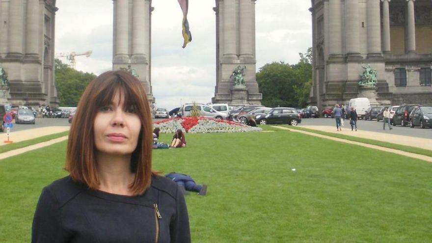 Leticia Fernández Velasco, junto al Arco del Triunfo del parque del Cincuentenario.