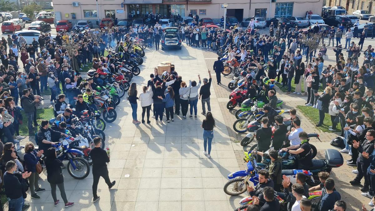 VÍDEO | Las motos rugen en memoria de Javier, el joven fallecido en Almaraz