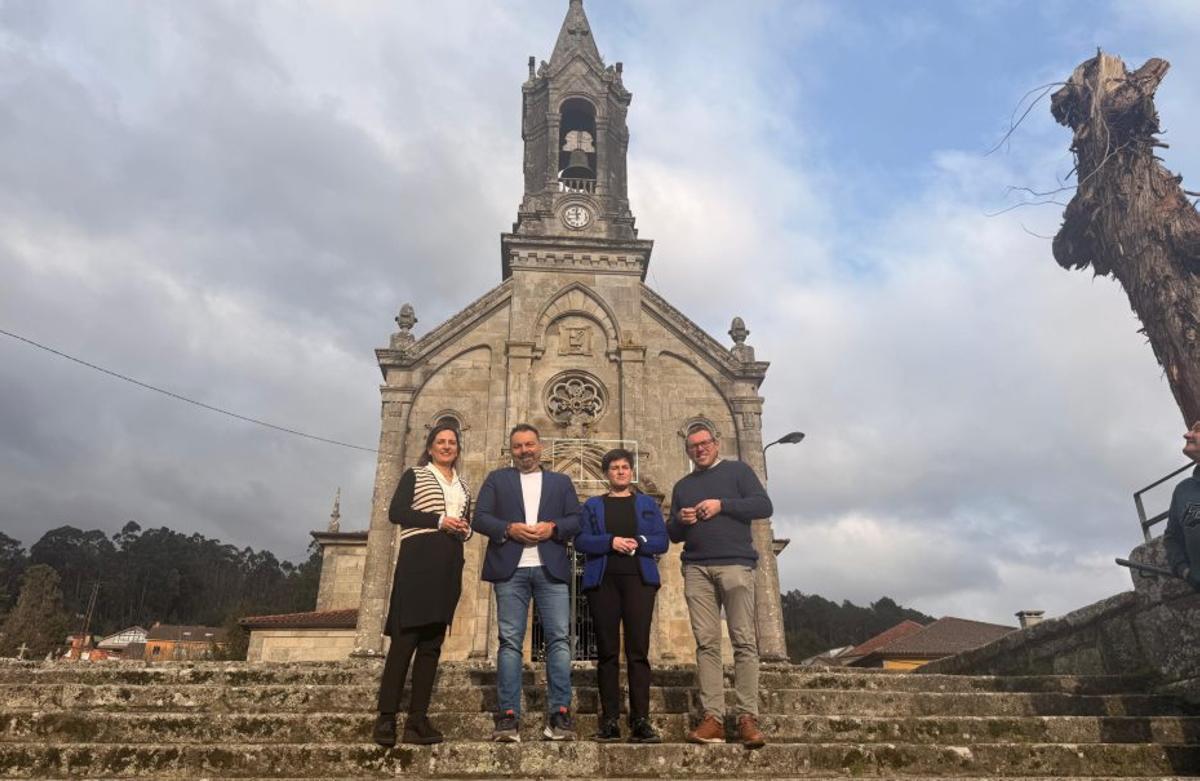 El alcalde, Paco Ferreira, con S. González, Á. Fernández y el párroco. | D.P.