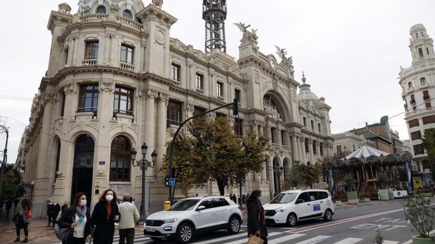 Façana de l’edifici històric de Correus a la plaça de l’Ajuntament. | M. Á. MONTESINOS