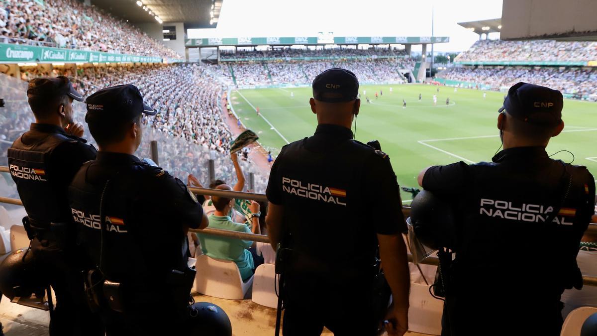 Agentes de la Policía Nacional vigilan un partido de fútbol