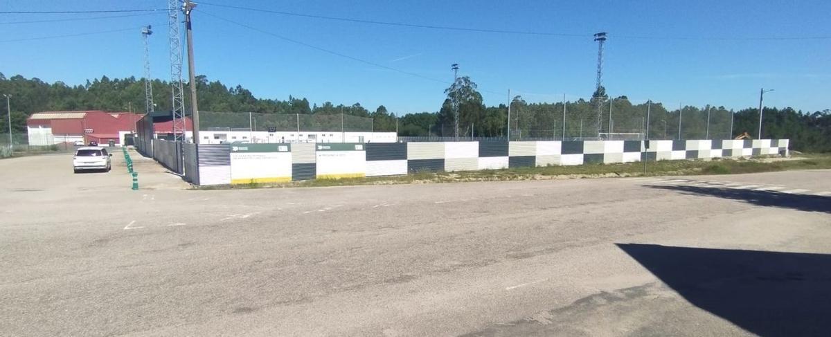 Nuevo cierre perimetral que sustituye a enrejado anterior. | L.D.
