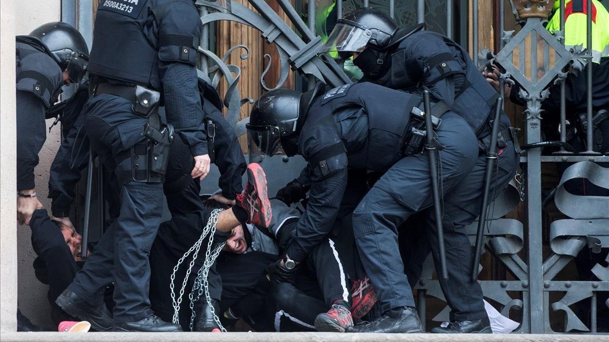 zentauroepp42277499 graf7767  barcelona  23 02 2018   agentes de los mossos d es180223105124