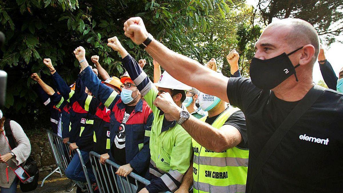 Trabajadores de Alcoa, ayer frente al Pazo de Cea, en Nigrán.