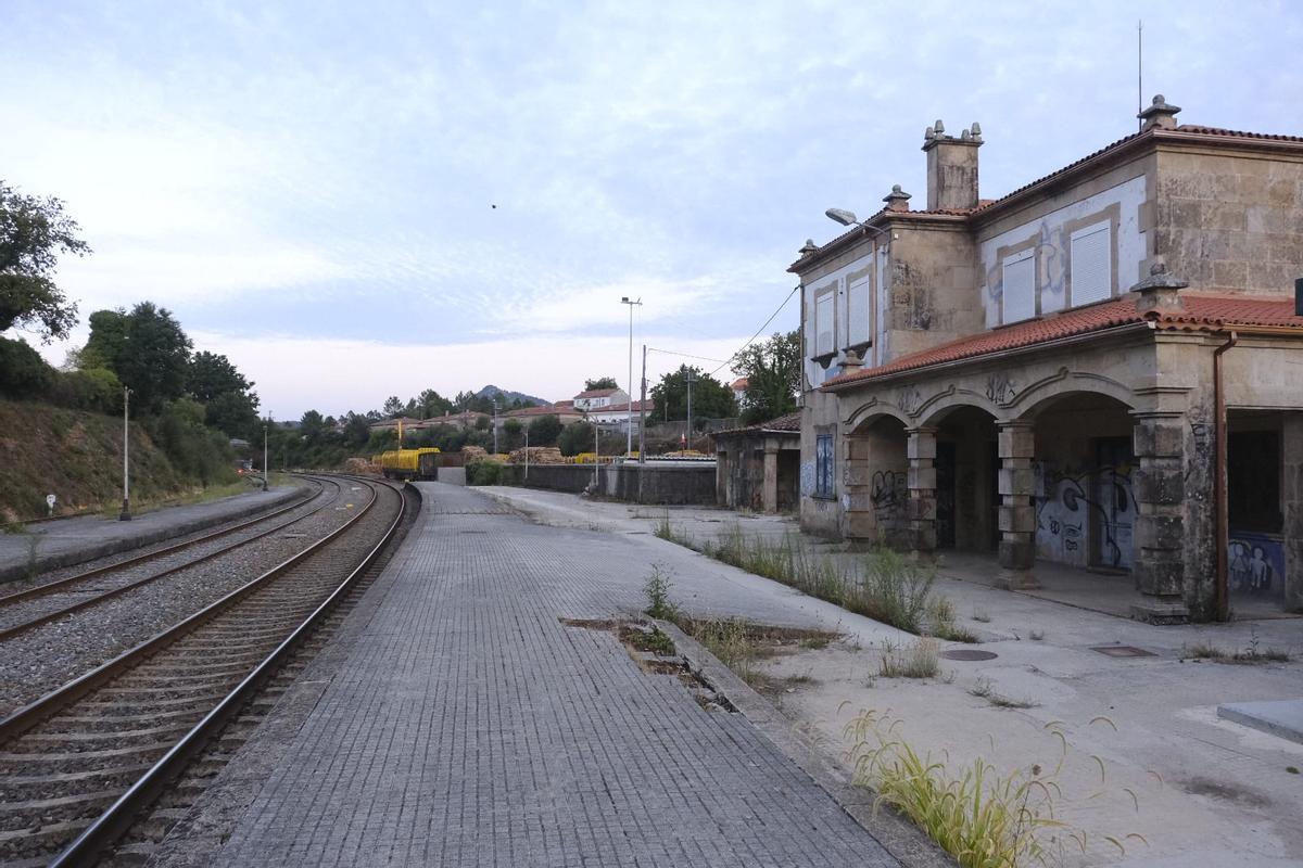 Estación de A Susana, la única de mercancías de Santiago, con madera al fondo