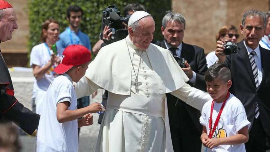 El Papa tacha de &quot;atentado contra la vida&quot; abortar o dejar morir a inmigrantes